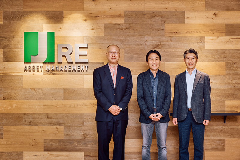 From the left are Shin-ichi Tanabe, Professor of Waseda University, Naoki Umeda, CEO of Japan Real Estate Asset Management Co., Ltd., Ryuichi Horie, Co-founder and CEO of CSR Design Green Investment Advisory, Co., Ltd.